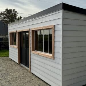 Abri en bois sur-mesure posé par Anex Ouest