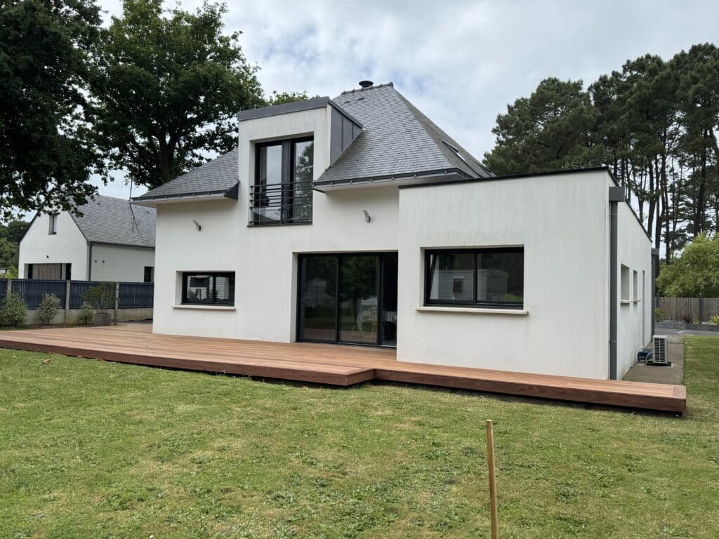 Terrasse en bois sur-mesure posée par Anex Ouest