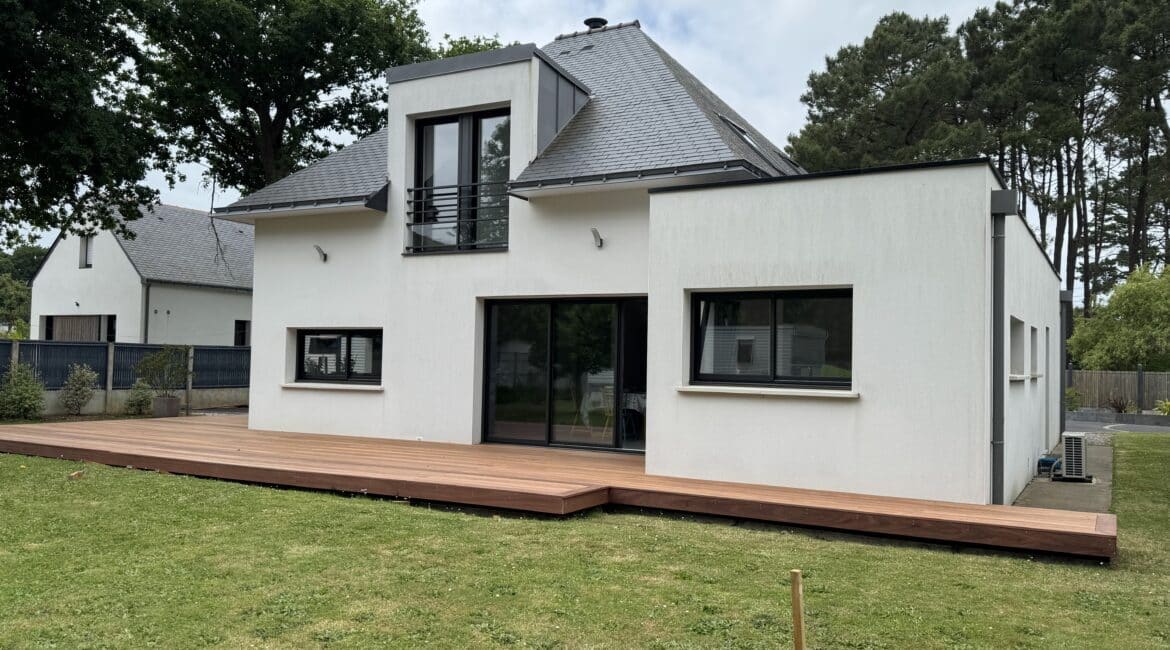 Terrasse en bois sur-mesure posée par Anex Ouest
