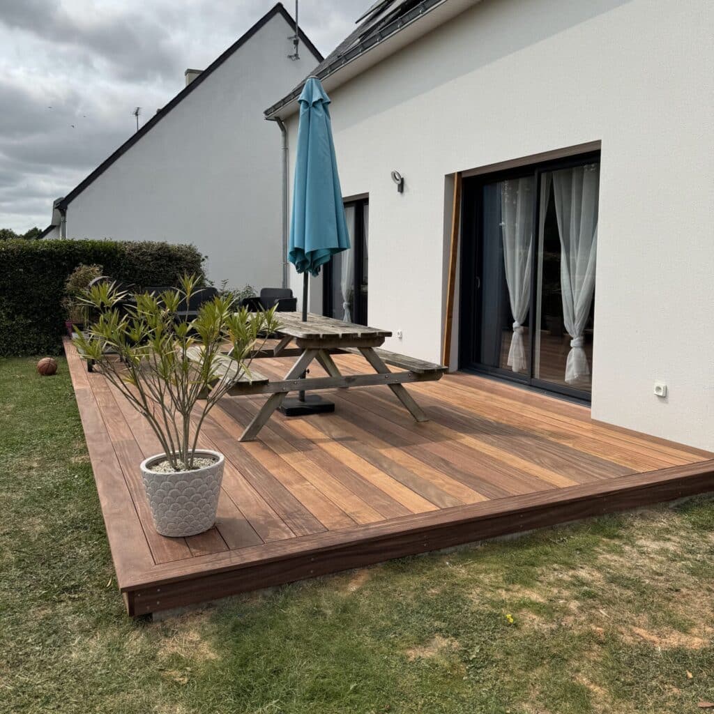 Terrasse en bois sur-mesure posée par Anex Ouest
