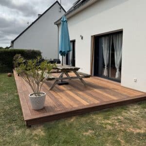 Terrasse en bois sur-mesure posée par Anex Ouest