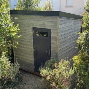 Abri en bois sur-mesure posé par Anex Ouest