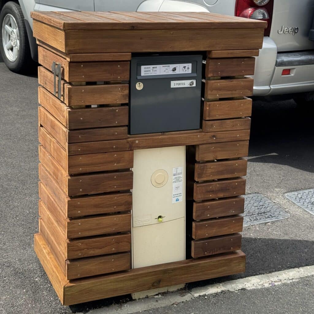 Aménagement Boîte aux lettres en bois sur-mesure réalisé par Anex Ouest