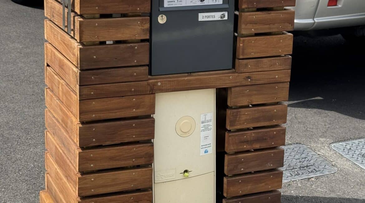 Aménagement Boîte aux lettres en bois sur-mesure réalisé par Anex Ouest